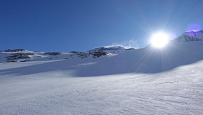 perfekter Schnee und eine glitzernde Sonne am Alpenhauptkamm